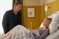 Der Bergdoktor – Auf Grund ihrer gemeinsamen Vergangenheit möchte Martin (Hans Sigl) für Franziska (Simone Hanselmann) und ihr Baby da sein.