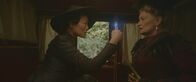 Theodosia – Miss Krait (Momo Yeung, l.) hypnotisiert Lady Throckmorton (Estrid Barton, r.).