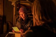 SOKO Stuttgart – Schrottis (Michael Gaedt, r.) Jugendfreund wurde erschlagen aufgefunden. Sam Fitz (Camille Dombrowsky, l.) und ihr Freund geraten unter Tatverdacht – sie wurden am Tatort gesehen. Aber welches Motiv hätte die junge Frau und warum taucht sie plötzlich bei Schrotti auf? Deckt der Gebrauchtwagenhändler eine vermeintliche Täterin?