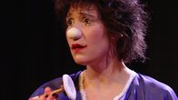 Kulturplatz – Clownin Lisa Bögli auf der Bühne im Kostüm