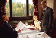 Geld.Macht.Liebe – ARD GELD.MACHT.LIEBE, Folge 8, MACHTKAMPF, Deutschland 2009, Regie Christine Kabisch Uhr im Ersten. Markus (Roland Koch, links) und seine Nichte Ariane (Anna Bertheau) treffen im Restaurant unvermittelt auf den Erzfeind Alexander Blessmann (Peter Kremer).