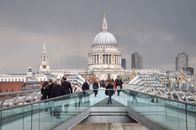 Metropolis - Die Seele einer Stadt – Wie kam es, dass ein römischer Außenposten zu einer der bedeutendsten Metropolen der Welt werden konnte? Einige beachtenswerte geschichtliche Entwicklungen nahmen in London ihren Lauf. Die Londoner Börse zum Beispiel, eine der größten und ältesten Börsen in Europa, verdankt ihre Entstehung einem Kaffeehaus inmitten der Metropole. Der Brite John Castaing begann in einem Kaffeehaus Listen mit Aktien- und Warenpreisen zu veröffentlichen. 1773 erhielt die Börse dann ihren offiziellen Namen: „The Stock Exchange". Heute ist London das Zentrum der internationalen Finanzwelt und die Londoner Börse hat einen Wert von fast 3 Billionen Euro. Darüber hinaus trinken heute mehr Menschen Kaffee in London als in New York. Die Dokumentation liefert Einblick in die Metropole London, mit Geheimtipps für den nächsten Städtebesuch, gibt aber auch einen geschichtlicher Rückblick auf die Entwicklung der Stadt, anhand der faszinierendsten Schlüsselmomente in der Geschichte Londons.