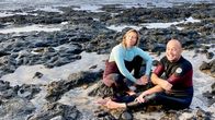 mareTV – NDR Fernsehen MARETV, "Fuerteventura - Die goldene Schöne der Kanaren" Uhr. Eva Aguirre Zuzuarregui und ihr Lebensgefährte Marcos Tapia, querschnittsgelähmter Surf-Champion, haben gemeinsam das Glück beim Surfen gefunden. (Weitere Bilder auf Anfrage.)