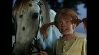 Astrid Lindgren:: Pippi Langstrumpf – Bei der Rückkehr zur Villa Kinderbunt staunen Pippi (Inger Nilsson) und der kleine Onkel, ihr Pferd, nicht schlecht: Auf der Veranda steht Efraim Langstrumpf, Pippis Vater.