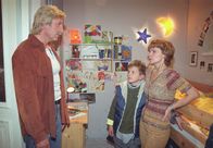 In aller Freundschaft – Guido Sperling (Juergen Polzin trifft Kathrin Globisch (Andrea K. Loewig) und seinen Sohn Lucas (Nick Uhlemann)