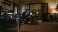 Elementary – Bei all den Geschehnissen fällt es Holmes (Jonny Lee Miller) schwer, den Fall zu lösen ...