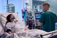 In aller Freundschaft – Während ihr Mann ihrer kleinen Tochter einen Teil seiner Leber spendet, verschlechtert sich der Zustand von Laura Sonntag (Anne Werner) immer mehr. Auch Dr. Kaminski (Udo Schenk) kann keine Prognose abgeben, ob Laura die Folgen der Pilzvergiftung überleben wird.