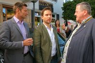Die Rosenheim-Cops – Hat Patrick Gerstenberg (Pablo Sprungala, M.) etwas mit dem Mord an seiner Ex-Freundin zu tun? Die Cops Hofer (Joseph Hannesschläger, r.) und Hansen (Igor Jeftić, l.) ermitteln.