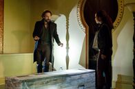 Sleepy Hollow – Während Abbie noch mit den Nachwirkungen ihres Aufenthaltes in der anderen Welt zu kämpfen hat, müssen sich Crane (Tom Mison, l.) und Jenny (Lyndie Greenwood, r.) mit einem alten Bekannten beschäftigen ...