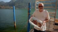 phoenix dok.thema: Reiselust: Inseln Italiens – Fernando Soardi ist einer von 30 Berufsfischern am See. Er stammt aus dem Ort Carzano auf Monte Isola. Schon sein Urgroßvater war hier Fischer. Der Fischfang war über Jahrhunderte die wichtigste Lebensgrundlage der Insulaner.