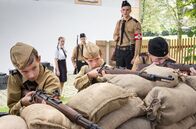 Der Krieg und ich – Der zehnjährige Anton (Juri Gayed) ist bei der Wehrausbildung.