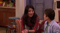 iCarly – Carly Shay (Miranda Cosgrove), Chuck (Ryan Ochoa)