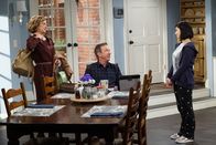 Last Man Standing – (v.l.n.r.) Vanessa Baxter (Nancy Travis); Mike Baxter (Tim Allen); Mandy Baxter (Molly Ephraim)