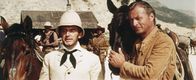 Winnetou II – Nach wie vor treibt der spleenige Lord Castlepool (Eddi Arent, l.) im Wilden Westen sein Unwesen. Doch Old Shatterhand (Lex Barker, r.) nimmt's gelassen ...