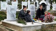 Verbrechen im Wahn – Die Familie Mahmuti am Grab ihres Sohnes Ilias