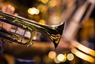 Horizont – Fragment der Trompete im Orchester, Nahaufnahme in Goldtönen
