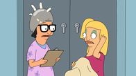 Bob's Burgers – Tina (l.) bietet der Schulkrankenschwester ihre Unterstützung an und wird auch gleich in einen Skandal verwickelt, denn Tammy (r.) ist nicht die einzige, die plötzlich Läuse zu haben scheint ...