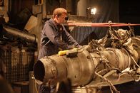 Mayday - Alarm im Cockpit – NTSB investigators examine the suspended engine.