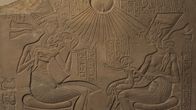 Legendäre Pharaonen – Die königliche Familie: Echnaton, Nofretete und ihre Töchter stehen unter dem Schutz des Sonnengottes Aton.