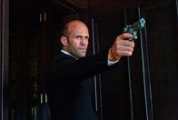 Parker – Während seine Freundin Claire weiterhin in Lebensgefahr schwebt, versucht Parker (Jason Statham), so gut es geht, undercover zu bleiben ...