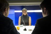 Der letzte Bulle – Die Freundin des Ermordeten, Silke Wieland (Luise Bähr), will von dessen krimineller Vergangenheit nichts gewusst haben ...