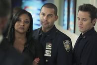 Castle – Wird sich der Zustand von Kate Beckett verbessern? Lanie Parish (Tamala Jones, l.), Javier Esposito (Jon Huertas, M.) und Kevin Ryan (Seamus Dever, r.) geben die Hoffnung nicht auf ...