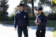 Navy CIS – Timothy McGee (Sean Murray, l.); Nick Torres (Wilmer Valderrama, r.)