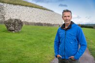 Faszination Erde – Älter als Stonehenge: Dirk Steffens erkundet das Steinzeitmonument Newgrange im Osten Irlands.