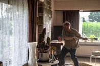 The Club – Bert (Dominique Van Malder) lässt seiner Wut freien Lauf. Die zermürbenden Fehlversuche der künstlichen Befruchtung nagen an seinem Selbstwertgefühl und drohen, seine Ehe zu zerstören.