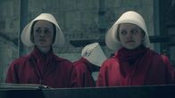 The Handmaid's Tale - Der Report der Magd – Emily (Alexis Bledel, l.), die aus den Kolonien zurückgeholt wurde, um erneut als Magd zu dienen, trifft im Supermarkt auf Desfred (Elisabeth Moss, r.)