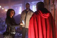 The Rookie – Officer Grey (Richard T. Jones, M.) und seine Frau Luna Grey (Angel Parker, l.) suchen in einer Kirche in New York nach ihrer Tochter und befragen die dortigen Menschen nach möglichen Hinweisen.