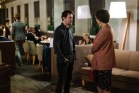 Loudermilk – Sam Loudermilk (Ron Livingston, l.); Sarah (Sarah Strange, r.)