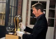 Rote Rosen – ARD ROTE ROSEN FOLGE 1309 Uhr im ERSTEN. Vincent (Stefan Feddersen-Clausen) manipuliert die Waage in Susanns Teekontor.
