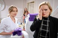 Sturm der Liebe – Valentina (Paulina Hobratschk, M.) überrascht Annabelle (Jenny Löffler, r.) und Jessica (Isabell Ege, l.) in einer heiklen Situation.