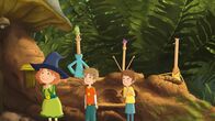 Petronella Apfelmus – Dank der liebevollen Behandlung der Kinder scheint sich der Baum vom Apfelpfutsch zu erholen.