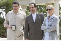 Monk – Man" -- Pictured (l-r) Alfred Molina as Peter Magneri, Tony Shalhoub as Adrian Monk, Traylor Howard as Natalie Teeger -- USA Network Photo: Jamie Trueblood