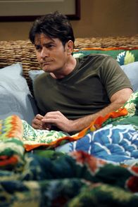 Two and a Half Men – Trifft auf seine Ex-Verlobte Mia - die ihn in eine schwierige Situation bringt: Charlie (Charlie Sheen) ...
