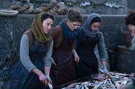 The Hardacres – v.l.n.r.: Mary Hardacre (Claire Cooper), Lena Temple (Siobhán O'Kelly), Betsy Temple (Sarah Agha)