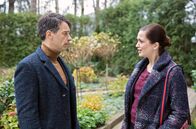 Sturm der Liebe – Robert (Lorenzo Patané, l.) will Eva (Uta Kargel, r.) davon überzeugen, einen Schlussstrich unter die vergangegen Ereignisse zu ziehen.