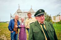 Guglhupfgeschwader – v.l.n.r.: Rudi Birkenberger (Simon Schwarz), Oma Eberhofer (Enzi Fuchs), Franz Eberhofer (Sebastian Bezzel).