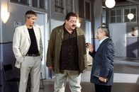 Die Rosenheim-Cops – Polizeichef Balthasar (Peter Lohmeyer, r.) stellt die Kommissare Hofer (Josef Hannesschläger, mi.) und Satori (Markus Böker) zur Rede, denn für ihn gehen die Ermittlungen nicht zügig genug voran.