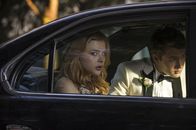Carrie – Carrie White (Chloë Grace Moretz, l.); Tommy Ross (Ansel Elgort, r.)