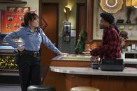 Superior Donuts – Ein Streit zwischen Arthur und Franco (Jermaine Fowler, r.) sorgt für Unmut im Laden. Kann Randy (Katey Sagal, l.) den jungen, kreativen Franco ein paar Tipps geben, damit er mit dem erfahrenen Arthur besser zurechtkommt?