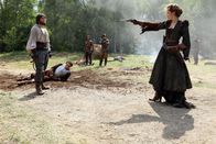 Die Musketiere – Athos (Tom Burke, l.); Catherine (Marianne Oldham, r.)