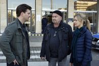 Ein starkes Team – Sebastian Klöckner (Matthi Faust, l.) informiert Otto Garber (Florian Martens, M.) und Linett Wachow (Stefanie Stappenbeck, r.) über die ersten Erkenntnisse am Tatort.