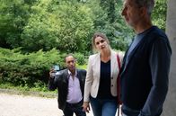 Watzmann ermittelt – Vor der Probe bespricht Johanna (Ines Lutz, M.) mit Chorleiter Christoph Horvath (Rufus Beck, r.) einen Podcast, da kommt Jerry (Peter Marton, l.) dazu, um die Chormitglieder zu befragen.
