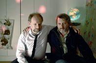 Der doppelte Alfred – Für Alexandre (Denis Podalydès, li.) ist Arcimboldo (Bruno Podalydès, re.) eine große Hilfe.