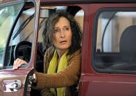 Mutter auf Streife – Helga Bischoff (Eleonore Weisgerber) ist wie immer sehr beschäftigt und überlässt den Haushalt gerne ihrer Schwiegertochter.