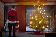 Carmen Curlers – Weihnachten war nicht leicht für Axel (Morten Hee Andersen), der den Abend in der Fabrik verbringt.