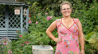 Garten & Lecker – Zur fünften Gartenreise lädt Dreifach-Mama Kai Judith Wetzel in die Nordeifel in ihren Staudengarten mit Laube, Feuerstelle und vielen selbst gemachten Keramiken. Ihre große Liebe gilt England und der dortigen Gartenkultur. Von ihren jährlichen Reisen auf die britische Insel bringt sie Pflanzen als auch Dekorationselemente mit, mit denen sie Garten und Haus verschönert.